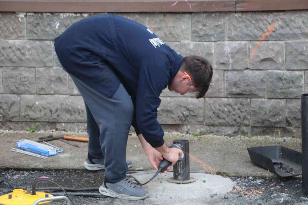RİZE'DE MESLEK LİSESİ ÖĞRENCİLERİNİN ÜRETTİĞİ BASKETBOL POTALARI VE MASA TENİS MASALARI İHTİYACI OLAN OKULLARA GÖNDERİLİYOR
