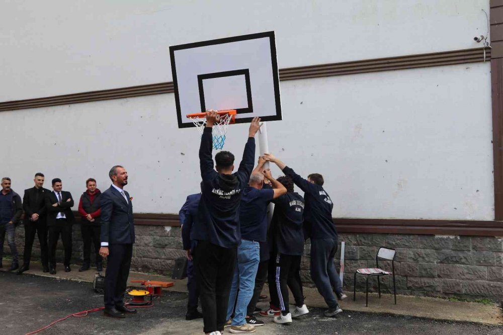 RİZE'DE MESLEK LİSESİ ÖĞRENCİLERİNİN ÜRETTİĞİ BASKETBOL POTALARI VE MASA TENİS MASALARI İHTİYACI OLAN OKULLARA GÖNDERİLİYOR