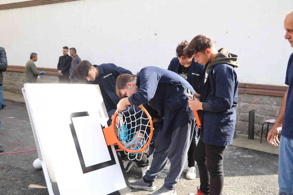 RİZE'DE MESLEK LİSESİ ÖĞRENCİLERİNİN ÜRETTİĞİ BASKETBOL POTALARI VE MASA TENİS MASALARI İHTİYACI OLAN OKULLARA GÖNDERİLİYOR