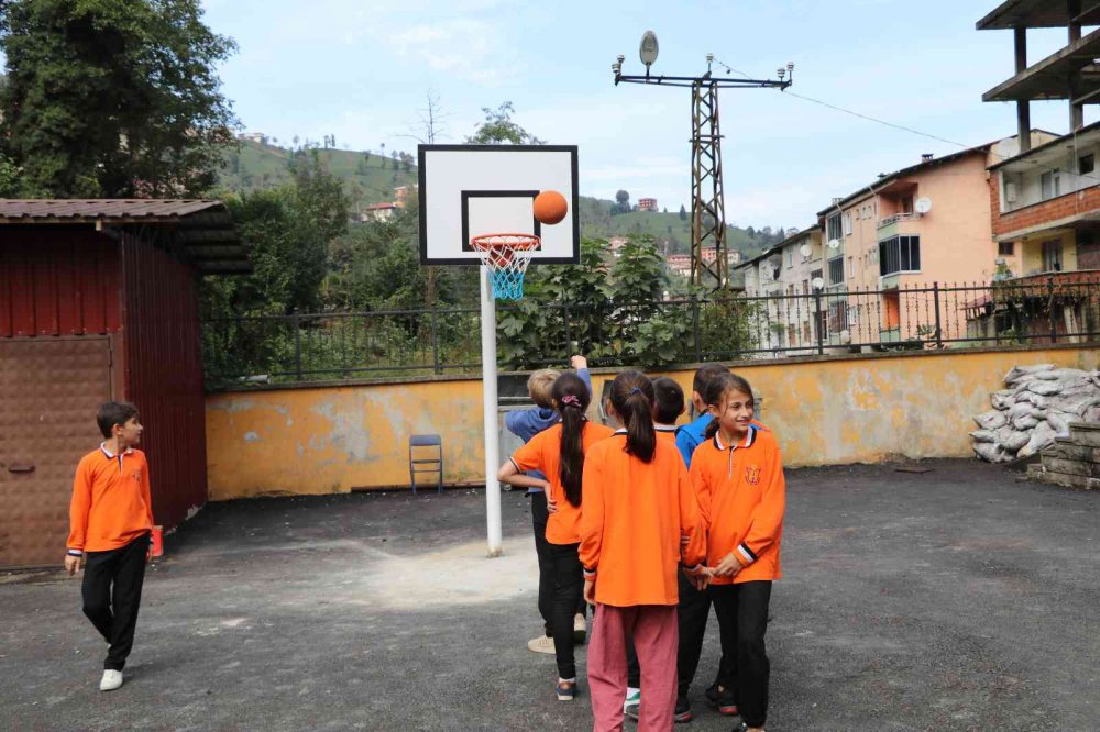 RİZE'DE MESLEK LİSESİ ÖĞRENCİLERİNİN ÜRETTİĞİ BASKETBOL POTALARI VE MASA TENİS MASALARI İHTİYACI OLAN OKULLARA GÖNDERİLİYOR