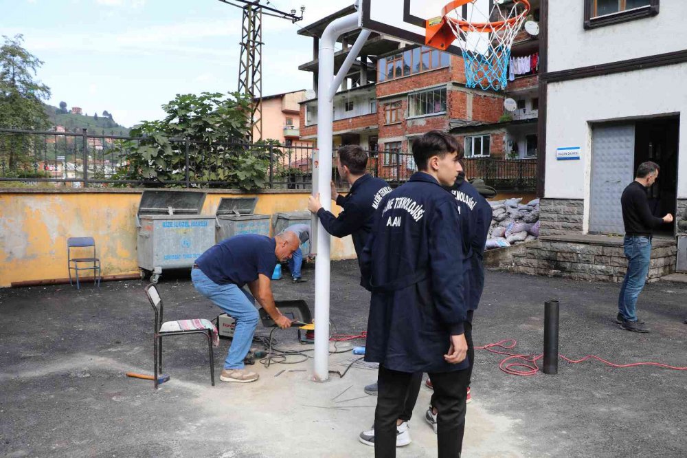 RİZE'DE MESLEK LİSESİ ÖĞRENCİLERİNİN ÜRETTİĞİ BASKETBOL POTALARI VE MASA TENİS MASALARI İHTİYACI OLAN OKULLARA GÖNDERİLİYOR