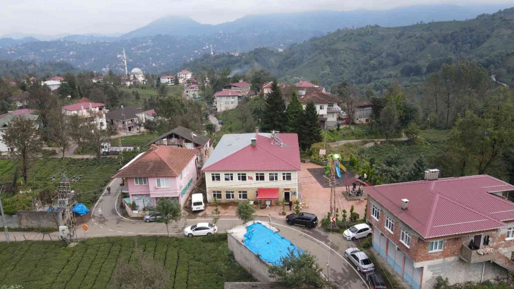 RİZELİ GURBETÇİ NAZIM KALYONCU OKUDUĞU MERKEZE BAĞLI KIRKLARTEPE KÖYÜNDEKİ İLKOKULU KÖYÜ İÇİN SEVGİ KONAĞINA DÖNÜŞTÜREREK HER YAŞTAN İNSANIN KULLANABİLECEĞİ BİR BİNA HALİNE GETİRDİ