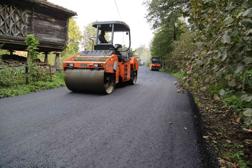 ORDU BÜYÜKŞEHİR BELEDİYESİ TARAFINDAN ÜNYE İLÇESİNİN 4 MAHALLESİNDE 5 KİLOMETRELİK YOLDA SICAK ASFALT ÇALIŞMASI BAŞLATILDI