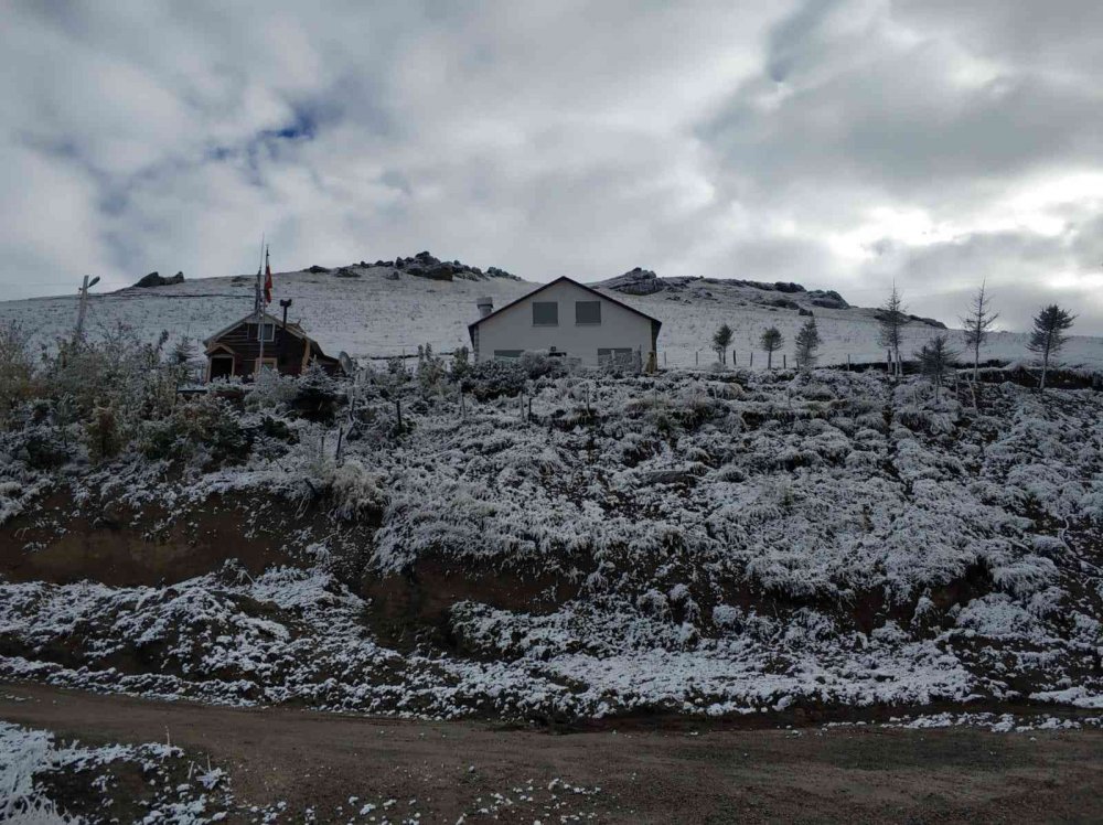 GİRESUN'UN SAHİL KESİMLERİNDE SON GÜNLERDE ETKİLİ OLAN SAĞANAK YAĞIŞ, YÜKSEK KESİMLERDE YERİNİ KAR YAĞIŞINA BIRAKTI
