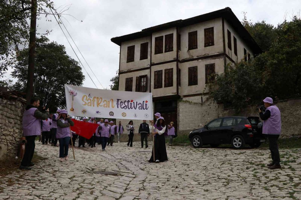 KARABÜK'ÜN SAFRANBOLU İLÇESİNDE SAFRAN HASADI FESTİVALİ’NİN 6’NCISI KORTEJ YÜRÜYÜŞÜ İLE BAŞLADI