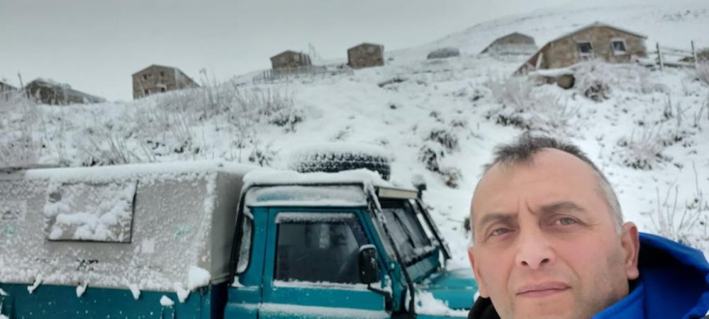 Artvin'de etkili olan kar yağışı yüksek kesimleri beyaza bürüdü. Arhavi'nin 2 bin 200 rakımlı Nopapeni Yaylasında kar kalınlığı 30 santimetreyi bulurken, Şavşat'ta ise sonbahar renkleri beyaz örtüyle kaplandı.