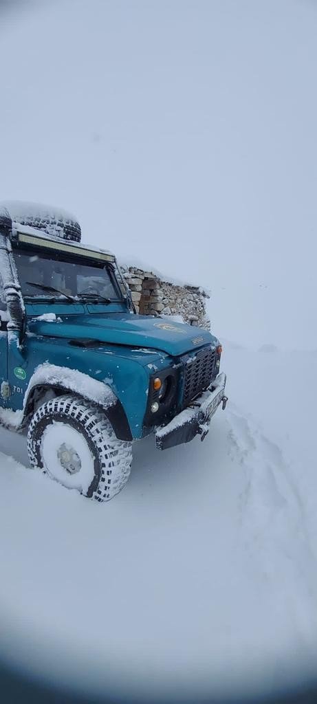 Artvin'de etkili olan kar yağışı yüksek kesimleri beyaza bürüdü. Arhavi'nin 2 bin 200 rakımlı Nopapeni Yaylasında kar kalınlığı 30 santimetreyi bulurken, Şavşat'ta ise sonbahar renkleri beyaz örtüyle kaplandı.