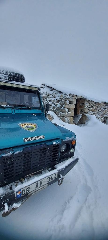 Artvin'de etkili olan kar yağışı yüksek kesimleri beyaza bürüdü. Arhavi'nin 2 bin 200 rakımlı Nopapeni Yaylasında kar kalınlığı 30 santimetreyi bulurken, Şavşat'ta ise sonbahar renkleri beyaz örtüyle kaplandı.