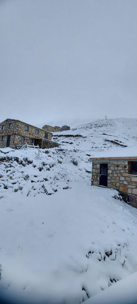 Artvin'de etkili olan kar yağışı yüksek kesimleri beyaza bürüdü. Arhavi'nin 2 bin 200 rakımlı Nopapeni Yaylasında kar kalınlığı 30 santimetreyi bulurken, Şavşat'ta ise sonbahar renkleri beyaz örtüyle kaplandı.