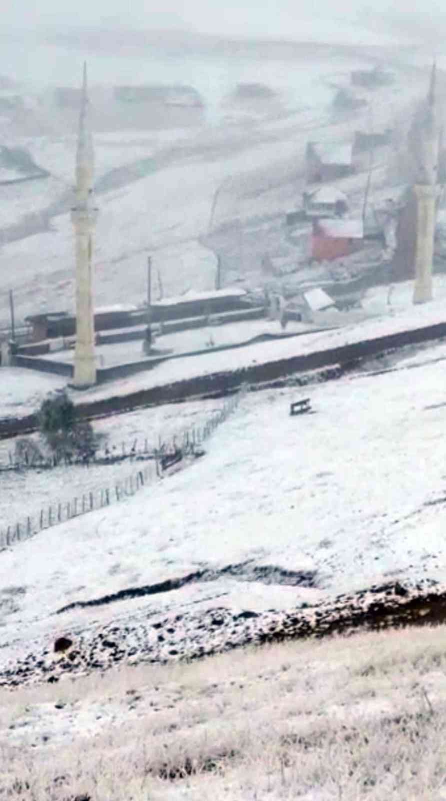 DOĞU KARADENİZ BÖLGESİ'NİN YÜKSEK KESİMLERİNDE ETKİLİ OLAN KAR YAĞIŞI ÖZELLİKLE YAYLALARDA KIŞ MEVSİMİ GELİNCEYE KADAR SÜRÜLERİNİ OTLATMAKLA GÖREVLİ ÇOBANLARIN İŞLERİNİ ZORLAŞTIRIYOR