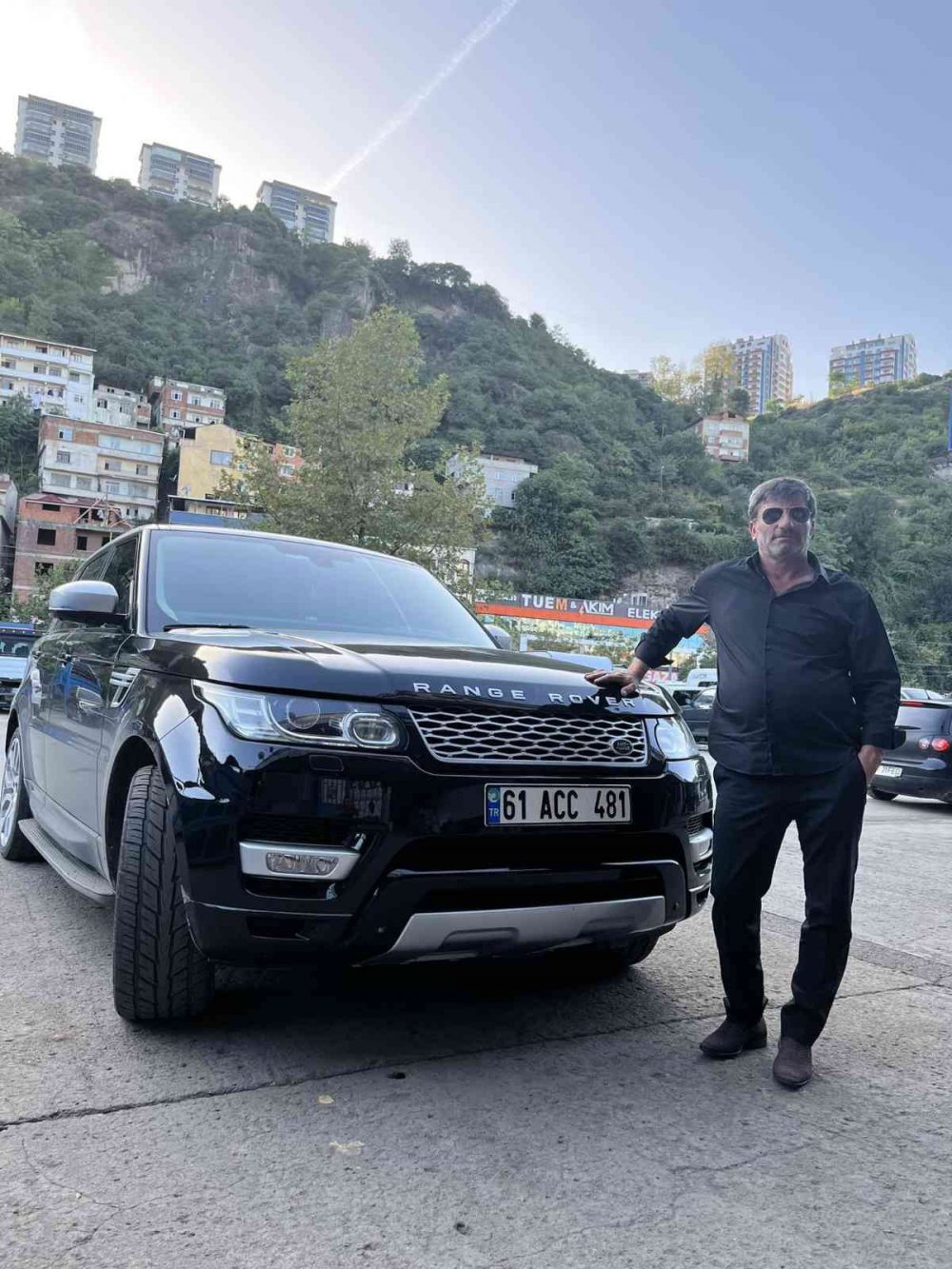 RİZE'DEN TRABZON İSTİKAMETİNE GİTMEKTE OLAN YAHYA BİRİNCİ  YÖNETİMİNDEKİ ARAÇ KAZA YAPTI. KAZADA İŞADAMI YAHYA BİRİNCİ HAYATINI KAYBEDERKEN, LÜKS JİP HURDAYA DÖNDÜ