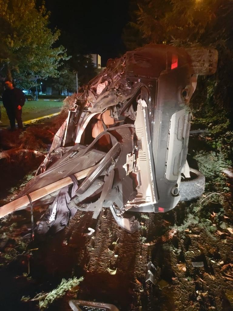 RİZE'DEN TRABZON İSTİKAMETİNE GİTMEKTE OLAN YAHYA BİRİNCİ  YÖNETİMİNDEKİ ARAÇ KAZA YAPTI. KAZADA İŞADAMI YAHYA BİRİNCİ HAYATINI KAYBEDERKEN, LÜKS JİP HURDAYA DÖNDÜ