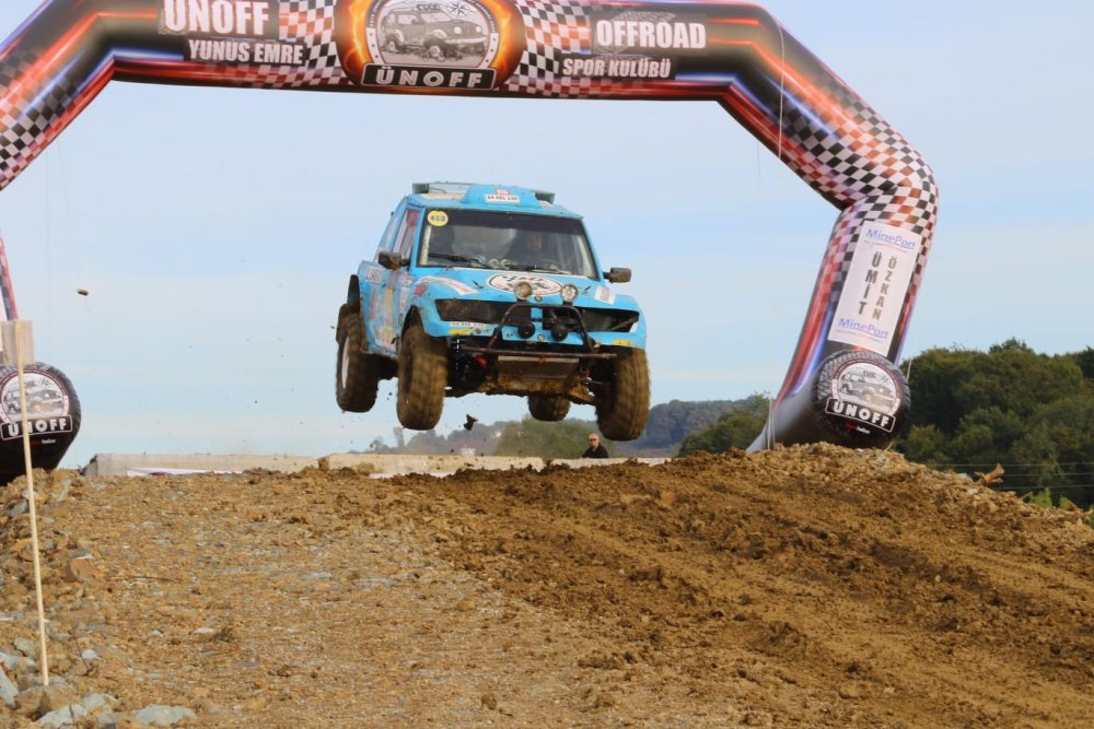 ORDU'NUN ÜNYE İLÇESİNDE YAPILAN "ULUSLARARASI KARADENİZ OFF-ROAD KUPASI" NEFES KESEN YARIŞLARA SAHNE OLDU