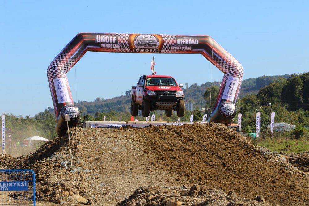 ORDU'NUN ÜNYE İLÇESİNDE YAPILAN "ULUSLARARASI KARADENİZ OFF-ROAD KUPASI" NEFES KESEN YARIŞLARA SAHNE OLDU
