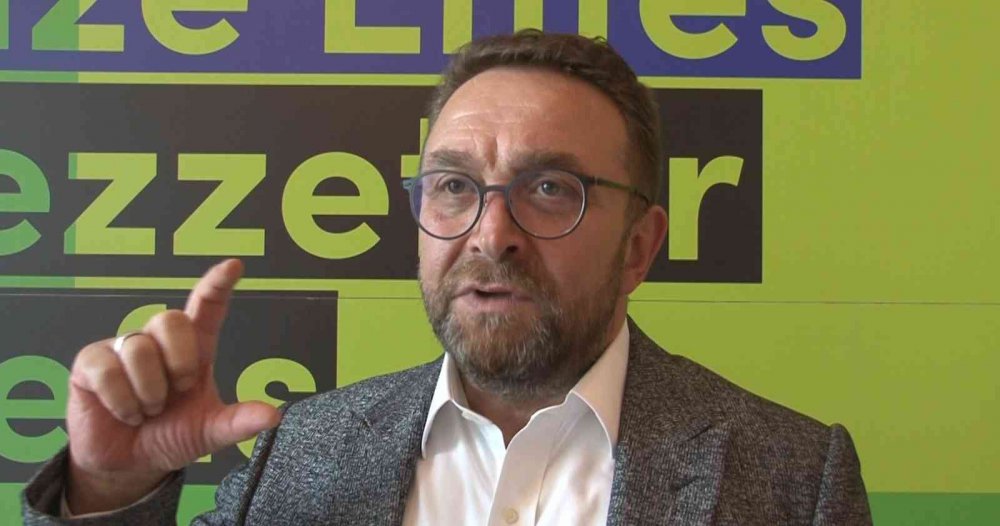 TÜRKLER ÜRETTİKLERİ ÇAYIN RENGİNE VE TADINA GÜVENDİKLERİNDEN DOLAYI ŞEFFAF BARDAKLARDAN RİZE  ÇAYI TÜKETMEYİ TERCİH EDİYOR