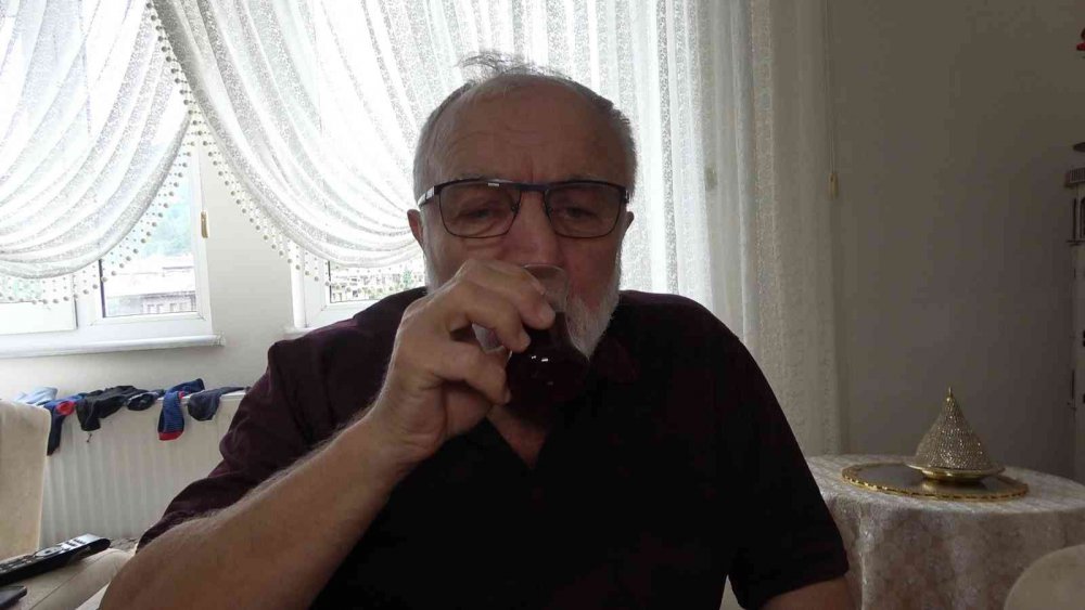 TÜRKLER ÜRETTİKLERİ ÇAYIN RENGİNE VE TADINA GÜVENDİKLERİNDEN DOLAYI ŞEFFAF BARDAKLARDAN RİZE  ÇAYI TÜKETMEYİ TERCİH EDİYOR