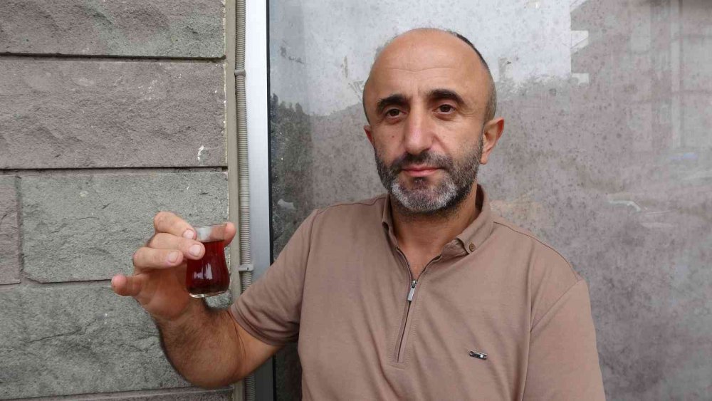 TÜRKLER ÜRETTİKLERİ ÇAYIN RENGİNE VE TADINA GÜVENDİKLERİNDEN DOLAYI ŞEFFAF BARDAKLARDAN RİZE  ÇAYI TÜKETMEYİ TERCİH EDİYOR