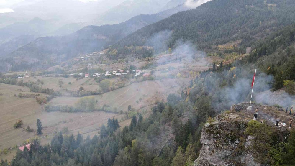 ARTVİN'İN ŞAVŞAT İLÇESİNDE BULUNAN OBA KÖYÜ SAKİNLERİ KÖYÜN ZİRVE NOKTASINA BÜYÜK UĞRAŞLAR SONUCU TÜRK BAYRAĞI DİKTİ