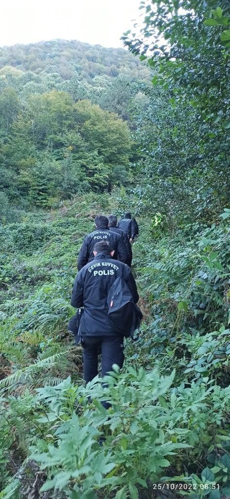 BARTIN'IN AMASRA İLÇESİNDE DÜN SABAH EVİNDEN ÇIKARAK ORMANLIK ALANA KESTANE TOPLAMAYA GİDEN 65 YAŞINDAKİ DURSUN GÖKDAĞ KOLUNA KAYA DÜŞMESİ SONUCU YARALANDI