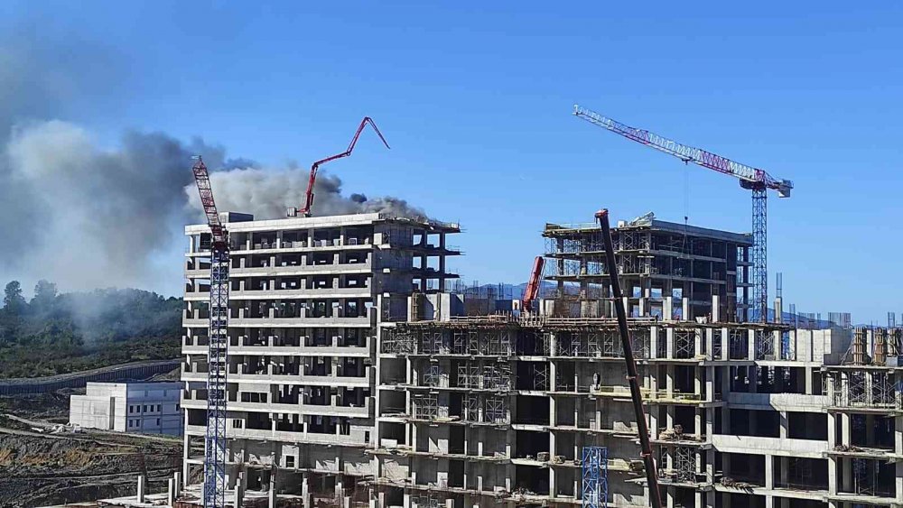 ORDU'DA YAPIMI DEVAM EDEN 900 YATAKLI ŞEHİR HASTANESİNİN İNŞAATINDA YANGIN ÇIKTI.. İŞÇİLERİN VE İTFAİYE EKİPLERİNİN YOĞUN UĞRAŞLARI SONUCU YANGIN KISA SÜREDE KONTROL ATINA ALINARAK SÖNDÜRÜLDÜ
