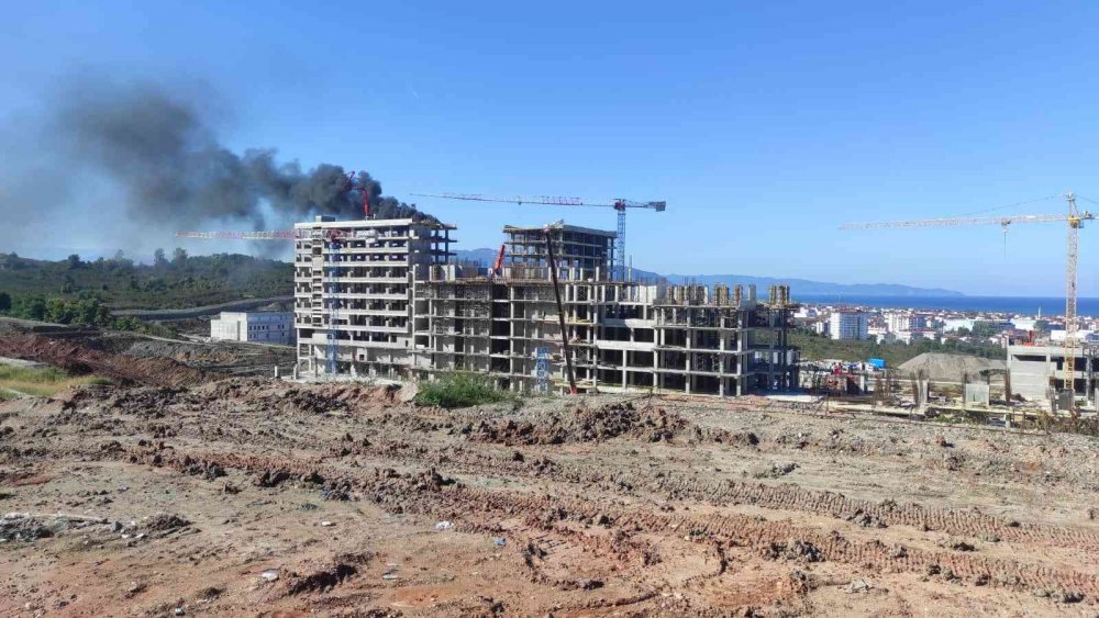 ORDU'DA YAPIMI DEVAM EDEN 900 YATAKLI ŞEHİR HASTANESİNİN İNŞAATINDA YANGIN ÇIKTI.. İŞÇİLERİN VE İTFAİYE EKİPLERİNİN YOĞUN UĞRAŞLARI SONUCU YANGIN KISA SÜREDE KONTROL ATINA ALINARAK SÖNDÜRÜLDÜ