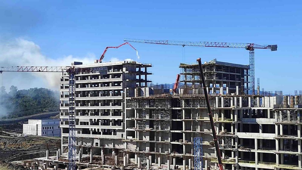 ORDU'DA YAPIMI DEVAM EDEN 900 YATAKLI ŞEHİR HASTANESİNİN İNŞAATINDA YANGIN ÇIKTI.. İŞÇİLERİN VE İTFAİYE EKİPLERİNİN YOĞUN UĞRAŞLARI SONUCU YANGIN KISA SÜREDE KONTROL ATINA ALINARAK SÖNDÜRÜLDÜ