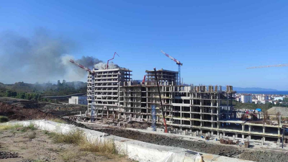ORDU'DA YAPIMI DEVAM EDEN 900 YATAKLI ŞEHİR HASTANESİNİN İNŞAATINDA YANGIN ÇIKTI.. İŞÇİLERİN VE İTFAİYE EKİPLERİNİN YOĞUN UĞRAŞLARI SONUCU YANGIN KISA SÜREDE KONTROL ATINA ALINARAK SÖNDÜRÜLDÜ