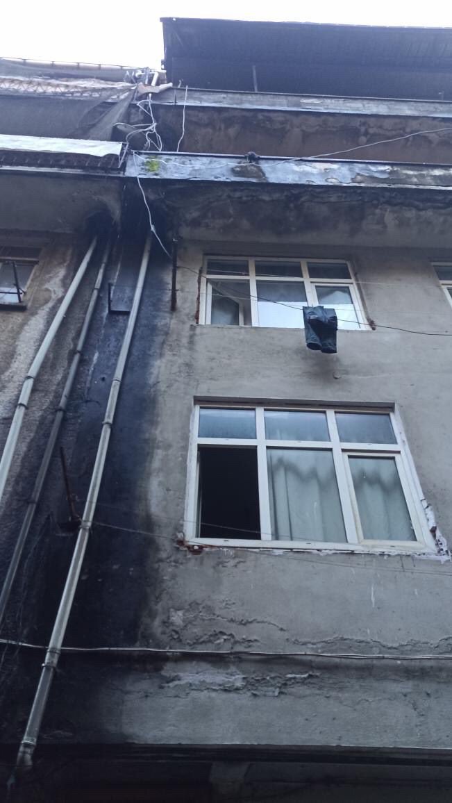 RİZE'NİN ÇAYELİ İLÇESİNDE YABANCI UYRUKLU ŞAHISLARIN KALDIĞI BİNADA ÇIKAN YANGINDA 1 KİŞİ YARALANDI