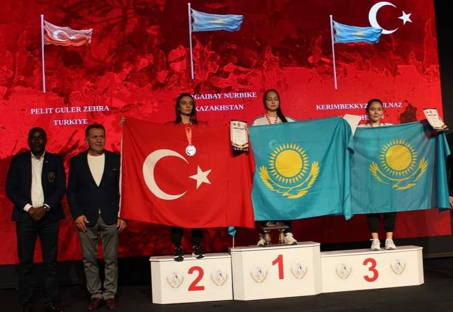 DÜNYA BİLEK GÜREŞİ ŞAMPİYONASI'NA KATILAN KAĞITSPOR'UN SPORCULARI 9 MADALYA KAZANDI