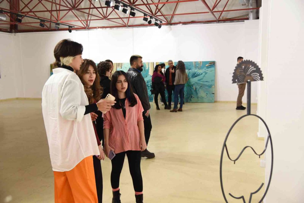DÜZCE ÜNİVERSİTESİ SANAT TASARIM VE MİMARLIK FAKÜLTESİ'NİN CUMHURİYETİMİZİN KURULUŞUNUN 99'UNCU YILINA ÖZEL "CUMHURİYET: GEÇMİŞTEN GÜNÜMÜZE İZLER" BAŞLIKLI SERGİ ZİYARETÇİLERİN BEĞENİSİNE SUNULDU