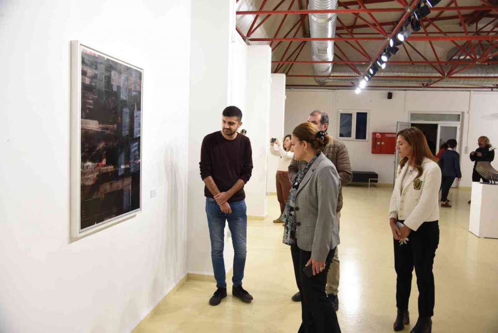 DÜZCE ÜNİVERSİTESİ SANAT TASARIM VE MİMARLIK FAKÜLTESİ'NİN CUMHURİYETİMİZİN KURULUŞUNUN 99'UNCU YILINA ÖZEL "CUMHURİYET: GEÇMİŞTEN GÜNÜMÜZE İZLER" BAŞLIKLI SERGİ ZİYARETÇİLERİN BEĞENİSİNE SUNULDU