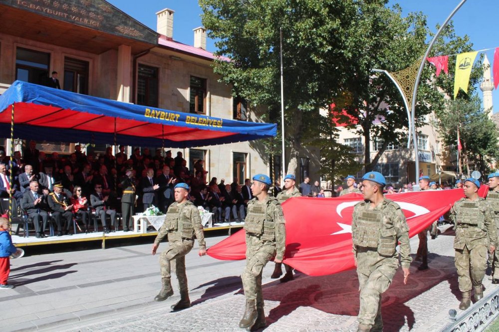 29 EKİM 1923'TE KURULAN CUMHURİYETİN 99. YILI TÜM YURTTA OLDUĞU GİBİ BAYBURT'TA DA COŞKUYLA KUTLANDI