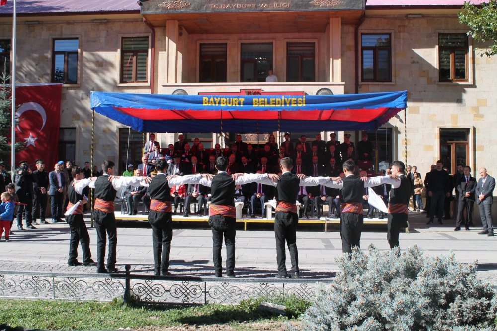 29 EKİM 1923'TE KURULAN CUMHURİYETİN 99. YILI TÜM YURTTA OLDUĞU GİBİ BAYBURT'TA DA COŞKUYLA KUTLANDI