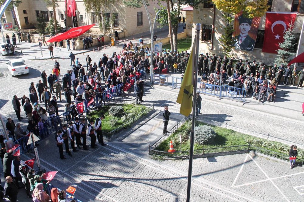 29 EKİM 1923'TE KURULAN CUMHURİYETİN 99. YILI TÜM YURTTA OLDUĞU GİBİ BAYBURT'TA DA COŞKUYLA KUTLANDI
