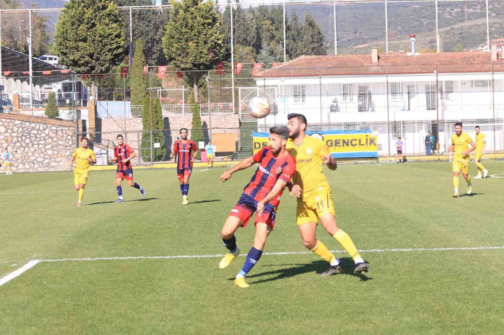 TFF 3. LİG 1. GRUP'TA MÜCADELE EDEN BELEDİYE DERİNCESPOR, 9. HAFTA KARŞILAŞMASINDA YENİ MERSİN İDMAN YURDU'NU KONUK ETTİ. KARŞILAŞMADA GOL SESİ ÇIKMADI. BELEDİYE DERİNCESPOR: 0 - YENİ MERSİN İDMAN YURDU: 0
