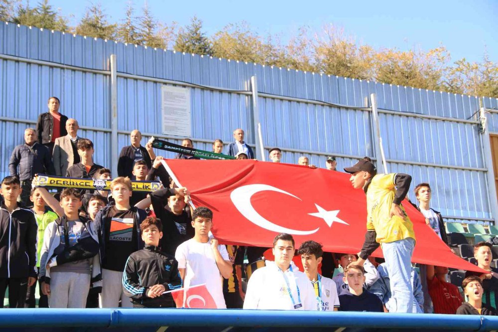 TFF 3. LİG 1. GRUP'TA MÜCADELE EDEN BELEDİYE DERİNCESPOR, 9. HAFTA KARŞILAŞMASINDA YENİ MERSİN İDMAN YURDU'NU KONUK ETTİ. KARŞILAŞMADA GOL SESİ ÇIKMADI. BELEDİYE DERİNCESPOR: 0 - YENİ MERSİN İDMAN YURDU: 0