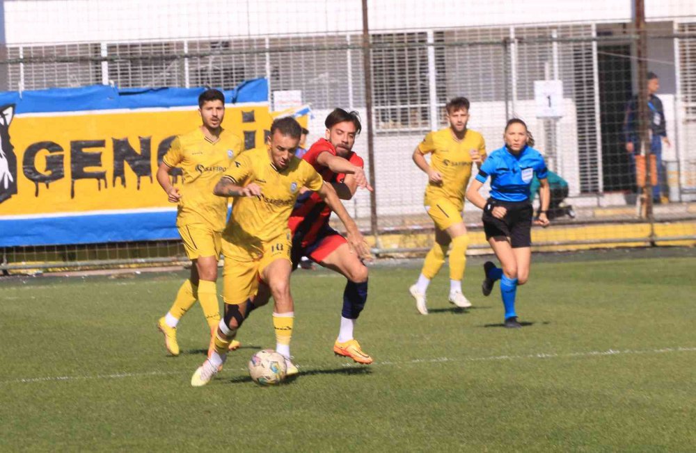 TFF 3. LİG 1. GRUP'TA MÜCADELE EDEN BELEDİYE DERİNCESPOR, 9. HAFTA KARŞILAŞMASINDA YENİ MERSİN İDMAN YURDU'NU KONUK ETTİ. KARŞILAŞMADA GOL SESİ ÇIKMADI. BELEDİYE DERİNCESPOR: 0 - YENİ MERSİN İDMAN YURDU: 0