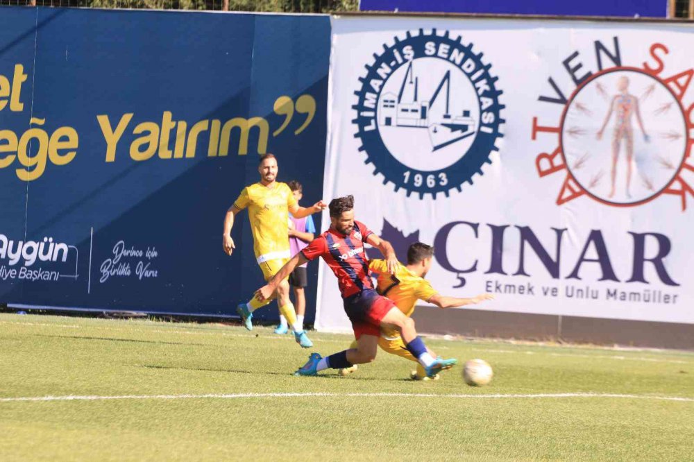 TFF 3. LİG 1. GRUP'TA MÜCADELE EDEN BELEDİYE DERİNCESPOR, 9. HAFTA KARŞILAŞMASINDA YENİ MERSİN İDMAN YURDU'NU KONUK ETTİ. KARŞILAŞMADA GOL SESİ ÇIKMADI. BELEDİYE DERİNCESPOR: 0 - YENİ MERSİN İDMAN YURDU: 0