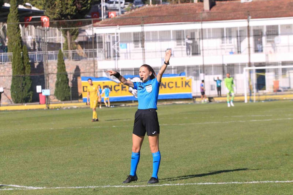 TFF 3. LİG 1. GRUP'TA MÜCADELE EDEN BELEDİYE DERİNCESPOR, 9. HAFTA KARŞILAŞMASINDA YENİ MERSİN İDMAN YURDU'NU KONUK ETTİ. KARŞILAŞMADA GOL SESİ ÇIKMADI. BELEDİYE DERİNCESPOR: 0 - YENİ MERSİN İDMAN YURDU: 0