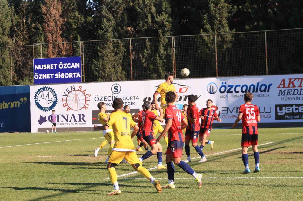 TFF 3. LİG 1. GRUP'TA MÜCADELE EDEN BELEDİYE DERİNCESPOR, 9. HAFTA KARŞILAŞMASINDA YENİ MERSİN İDMAN YURDU'NU KONUK ETTİ. KARŞILAŞMADA GOL SESİ ÇIKMADI. BELEDİYE DERİNCESPOR: 0 - YENİ MERSİN İDMAN YURDU: 0