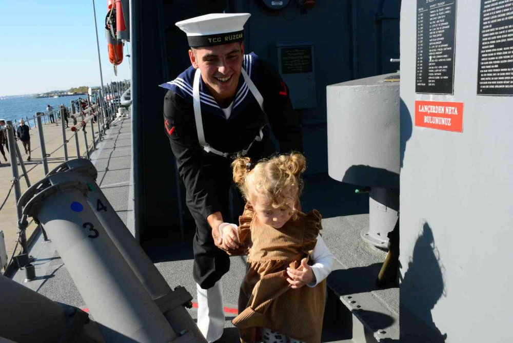 TÜRKİYE'NİN ÖNEMLİ HÜCUM BOTLARI ARASINDA YER ALAN TCG RÜZGAR, CUMHURİYET'İN 99. YILI ÇERÇEVESİNDE İZMİT YAT LİMANI'NDA VATANDAŞLARA KAPILARINI AÇTI