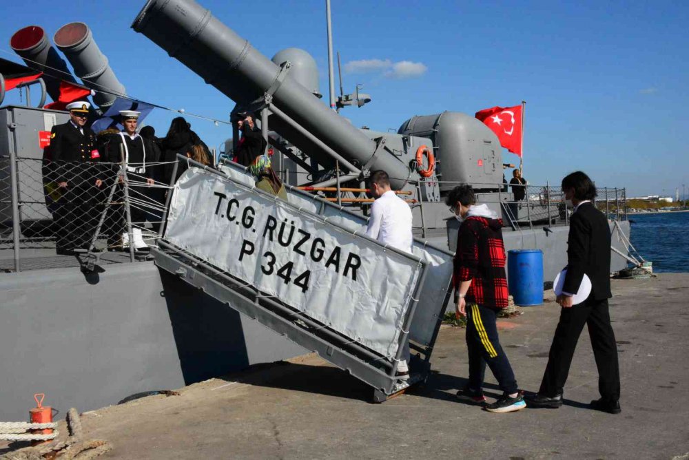 TÜRKİYE'NİN ÖNEMLİ HÜCUM BOTLARI ARASINDA YER ALAN TCG RÜZGAR, CUMHURİYET'İN 99. YILI ÇERÇEVESİNDE İZMİT YAT LİMANI'NDA VATANDAŞLARA KAPILARINI AÇTI