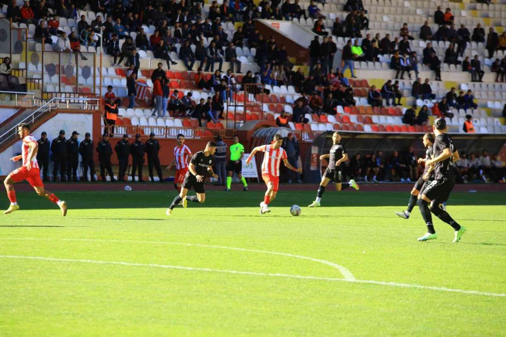TFF 3.LİG 2. GRUPTA MÜCADELE EDEN GÜMÜŞHANE SPORTİF FAALİYETLER A.Ş. SAHASINDA KONUK ETTİĞİ KUŞADASISPOR'U 1 - 0 MAĞLUP ETTİ