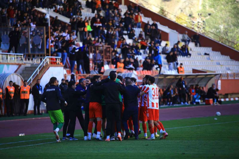 TFF 3.LİG 2. GRUPTA MÜCADELE EDEN GÜMÜŞHANE SPORTİF FAALİYETLER A.Ş. SAHASINDA KONUK ETTİĞİ KUŞADASISPOR'U 1 - 0 MAĞLUP ETTİ