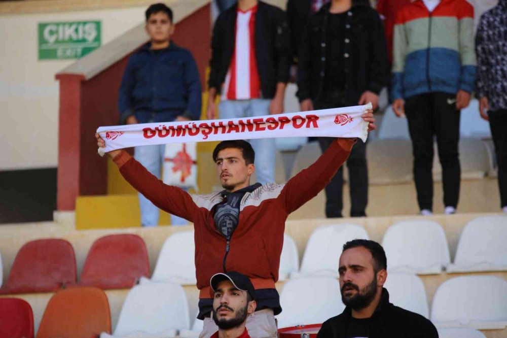 TFF 3.LİG 2. GRUPTA MÜCADELE EDEN GÜMÜŞHANE SPORTİF FAALİYETLER A.Ş. SAHASINDA KONUK ETTİĞİ KUŞADASISPOR'U 1 - 0 MAĞLUP ETTİ