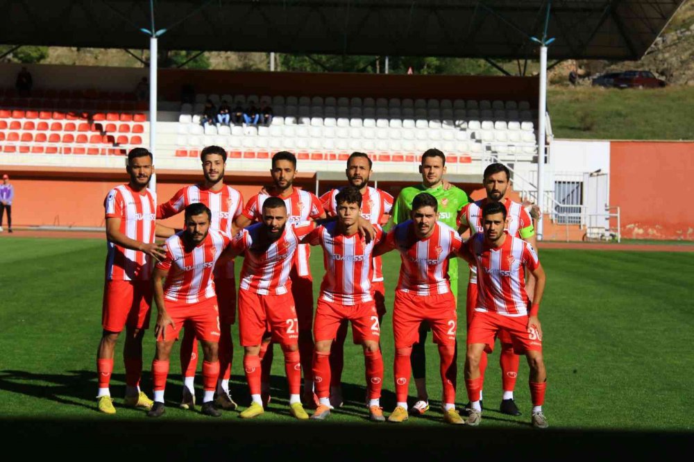 TFF 3.LİG 2. GRUPTA MÜCADELE EDEN GÜMÜŞHANE SPORTİF FAALİYETLER A.Ş. SAHASINDA KONUK ETTİĞİ KUŞADASISPOR'U 1 - 0 MAĞLUP ETTİ