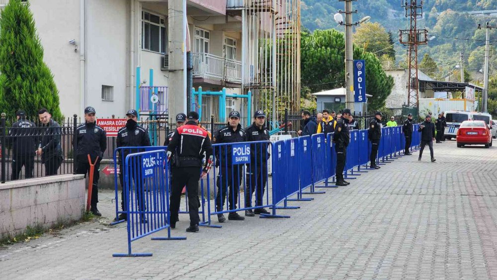 BARTIN'IN AMASRA İLÇESİNDE MEYDANA GELEN VE 41 MADEN İŞÇİSİNİN HAYATINI KAYBETTİĞİ MADEN FACİASIYLA İLGİLİ ARALARINDA MÜESSESE MÜDÜRÜNÜN DE BULUNDUĞU 24 ŞÜPHELİNİN ADLİYEYE SEVKİ BAŞLADI
