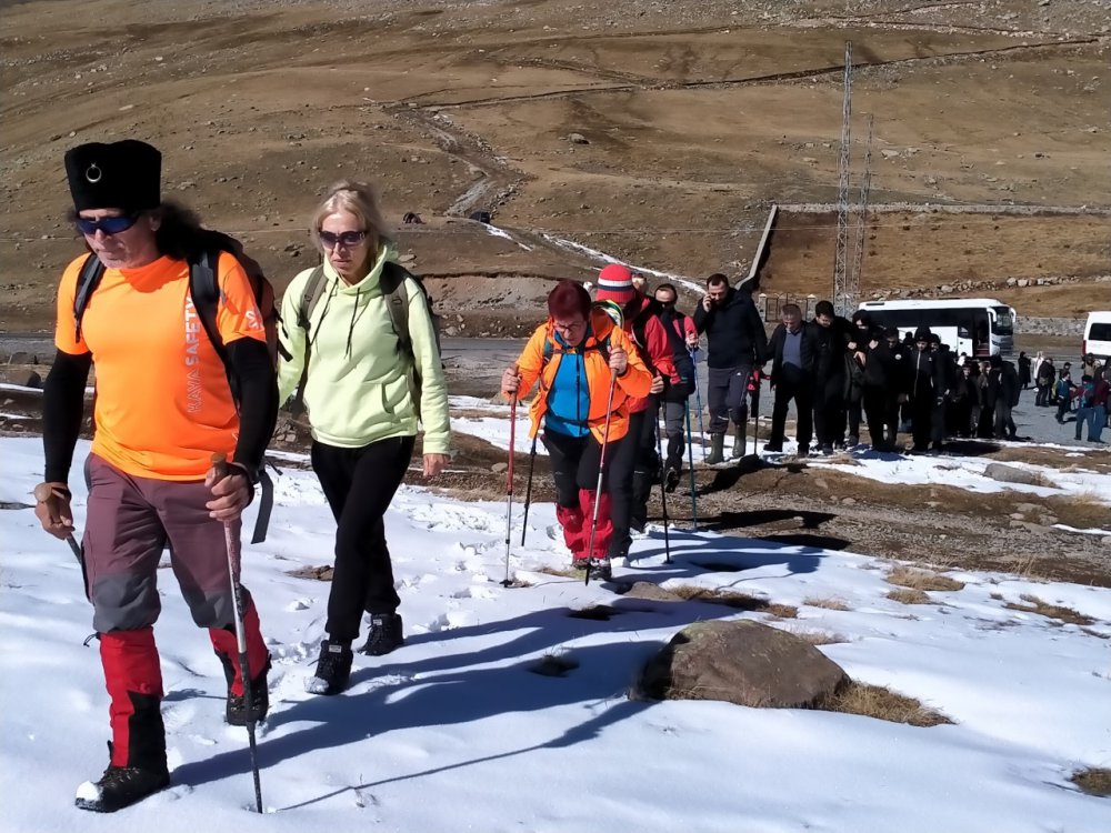 RİZE’DE CUMHURİYET BAYRAMI ETKİNLİĞİ ÇERÇEVESİNDE VERÇENDİK DAĞCILIK KULÜBÜ TARAFINDAN DÜZENLENEN GELENEKSEL OVİT ZİRVE TIRMANIŞI 17. KEZ YAPILDI