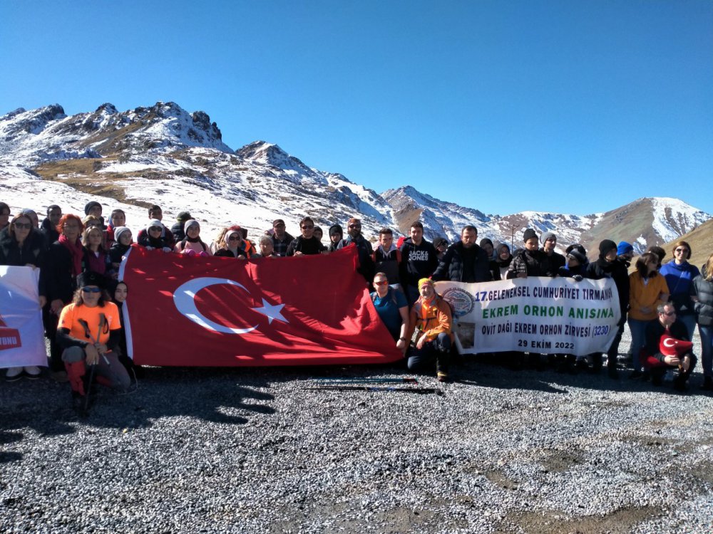RİZE’DE CUMHURİYET BAYRAMI ETKİNLİĞİ ÇERÇEVESİNDE VERÇENDİK DAĞCILIK KULÜBÜ TARAFINDAN DÜZENLENEN GELENEKSEL OVİT ZİRVE TIRMANIŞI 17. KEZ YAPILDI