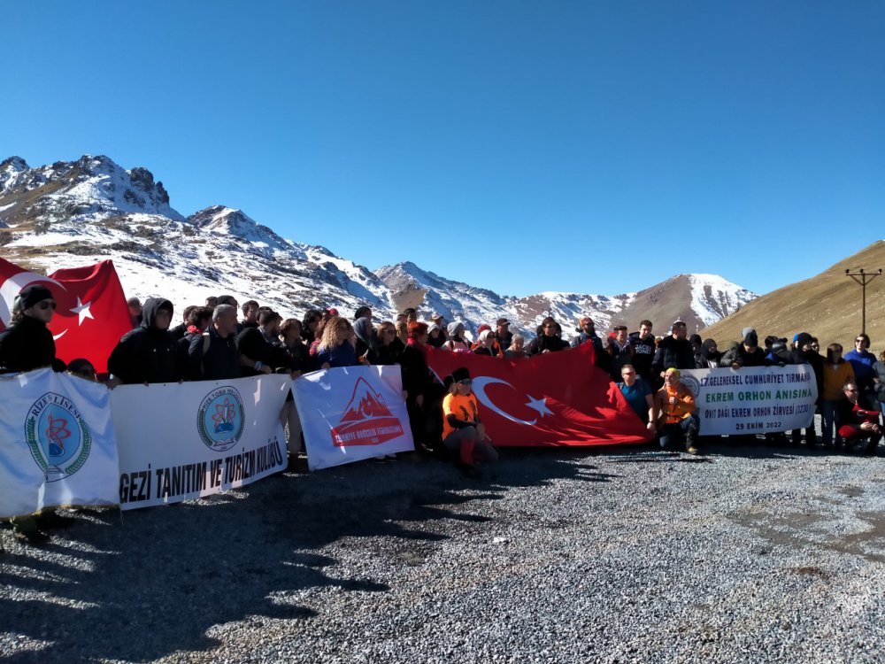 RİZE’DE CUMHURİYET BAYRAMI ETKİNLİĞİ ÇERÇEVESİNDE VERÇENDİK DAĞCILIK KULÜBÜ TARAFINDAN DÜZENLENEN GELENEKSEL OVİT ZİRVE TIRMANIŞI 17. KEZ YAPILDI